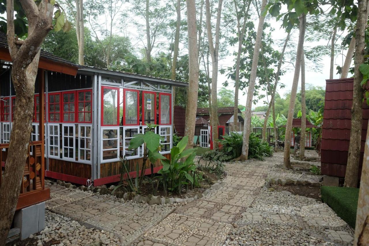 Urbanview Villa Lukulo Kebumen By Reddoorz Ngoại thất bức ảnh