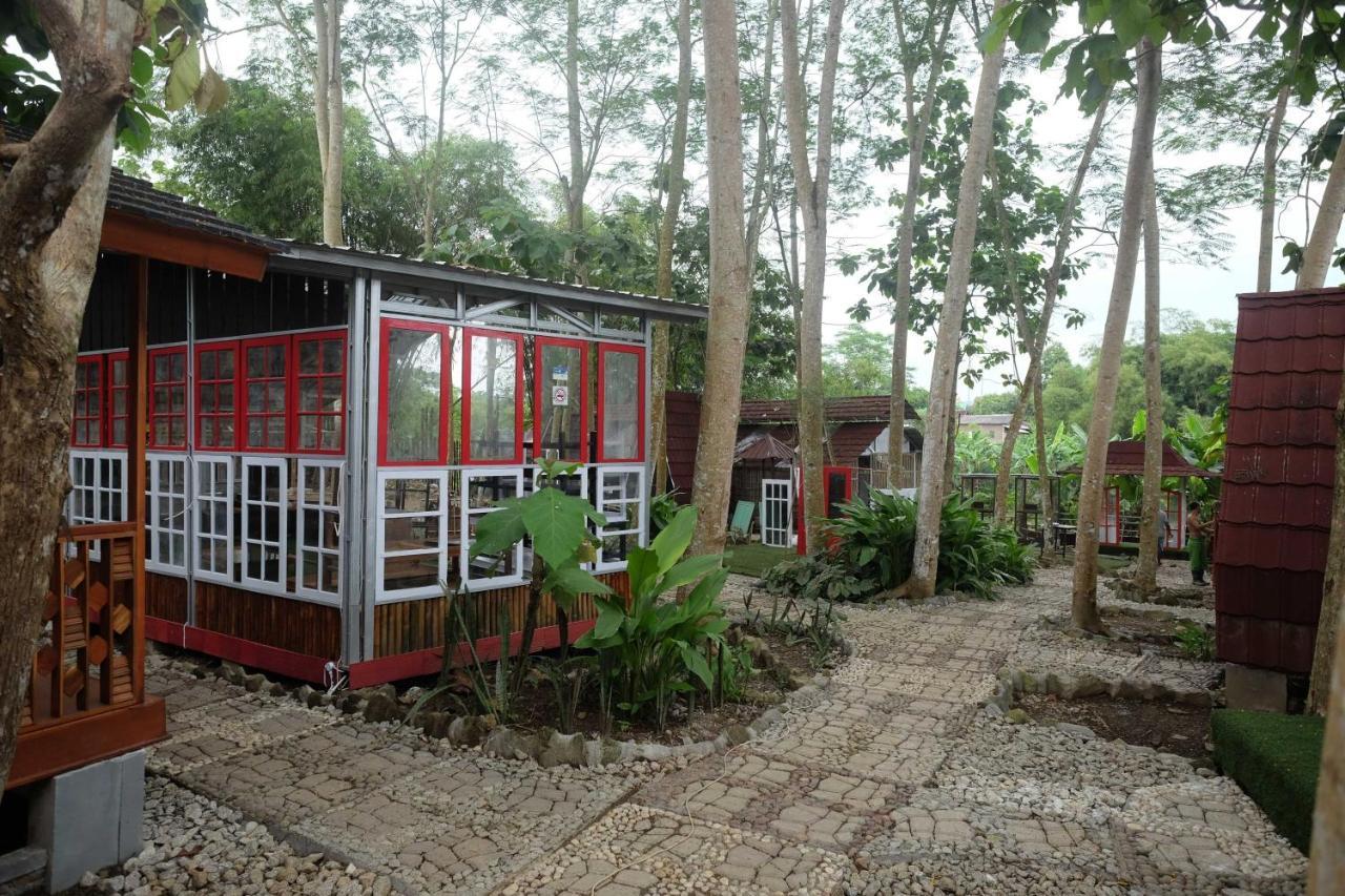 Urbanview Villa Lukulo Kebumen By Reddoorz Ngoại thất bức ảnh